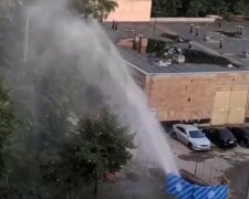 "Фірмовий фонтан" від водоканалу пробив у Харкові, кадри: "тільки закінчили ремонт"