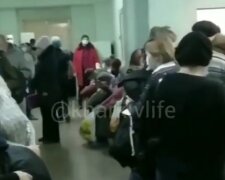 "Наші головлікарі - пішаки Геші": величезні черги в лікарнях Харкова, жителі в розпачі