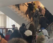 "Если депутаты не понимают": люди взбунтовались и штурмуют облсовет в Житомире, видео с места событий