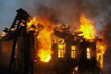 sonnik-gorit-dom-chuzhoj