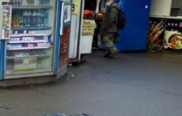 Несчастье произошло с мужчиной возле станции метро в Киеве: "посреди тротуара..."