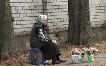 пенсіонерка, пенсії, бабуся продає квіти
