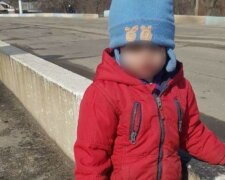 "12-річний брат не додивився": малюк повзав уздовж трамвайних колій на Донеччині, кадри з місця