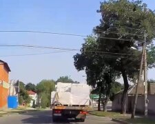 Из грузовика на ходу выпали пеноблоки: жуткий момент попал на видео в Харькове