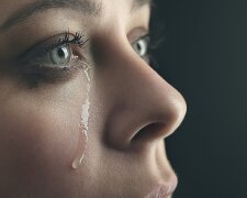 девушка плачет