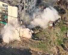 Оккупанты не стесняясь стреляют из танков по жилым домам Мариуполя: видео
