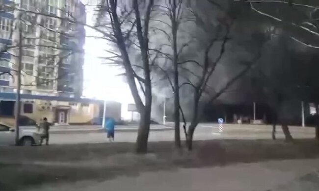 Сильный пожар в Чернигове, город заволокло черным дымом: "Да – они нас бомбят, но мы сплочены и готовы давать отпор"