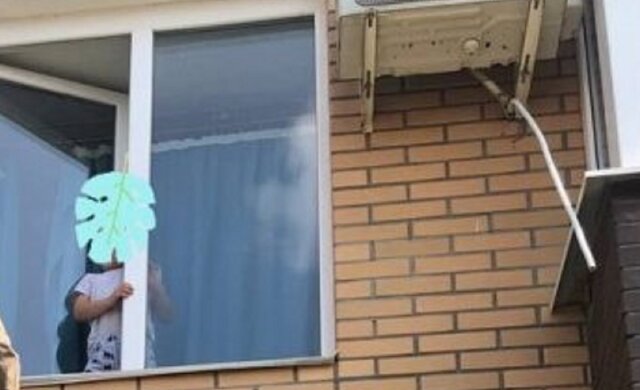 2-річна дитина відчинила вікно і встала на підвіконня, кадри: "Залишився зовсім один"