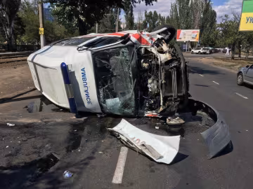 "Поспішали в лікарню": в Одесі перекинулася швидка, відео з місця ДТП