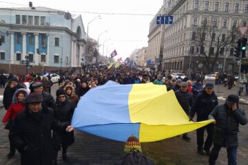 Тисячі українців вже в центрі Києва, вражаючі кадри народного єднання