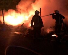 Масштабный пожар вспыхнул возле киевского рынка, кадры: слетелись спасатели