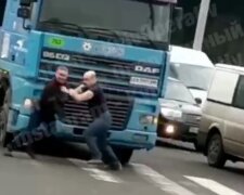 У Києві водії влаштували бійку прямо на проїжджій частині: "Куди ж без файта на дорозі?"