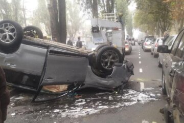 В Одесі на ходу перекинулося авто, рух паралізовано: кадри аварії