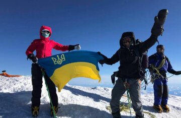 Известная спортсменка спела гимн Украины на самой высокой точке Антарктиды: трогательное видео