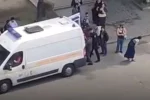 Разъярённая толпа устроила самосуд над медиками скорой: кадры ЧП в Запорожье