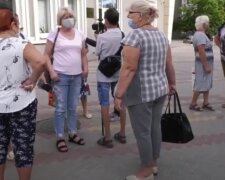 українці, на вулиці, в масках, літо, пенсіонери, пенсіонерки