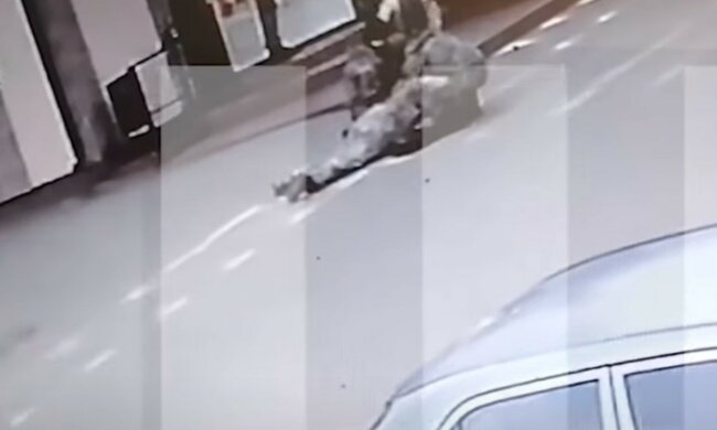 Последние минуты жизни украинской военной попали на видео: кадры с камер наблюдения