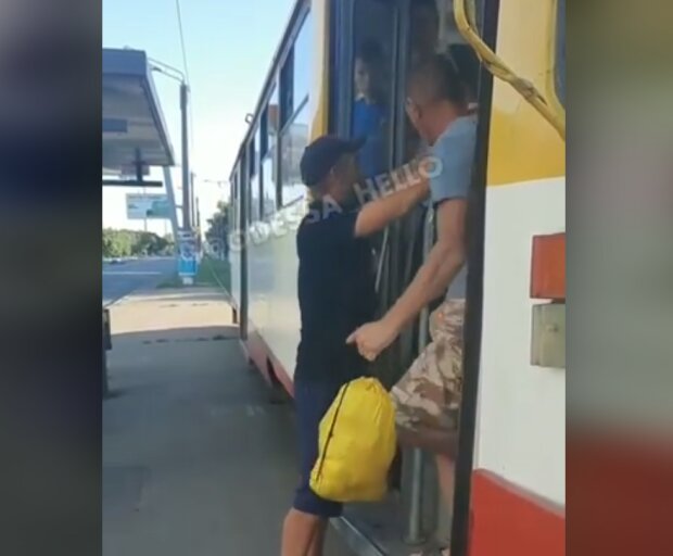В одесском трамвае мужчины устроили разборки с пенсионерами, видео: "вломил и высадил"
