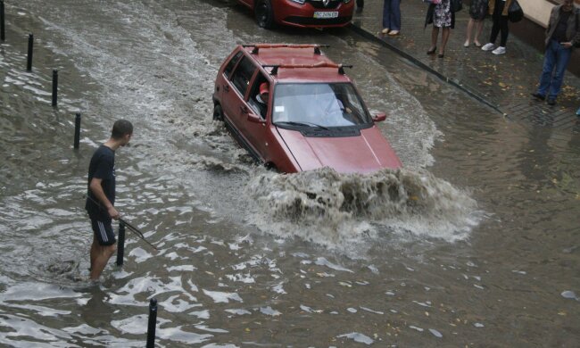 Вулиці перетворилися на річки в Кам’янському, кадри потопу: “Машин немає, одні кораблі”