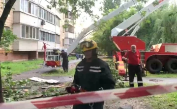 Балкон звалився посеред білого дня в Києві, кадри НП: "Дідусь садив розсаду"