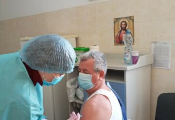 Українські лікарі, котрі зробили щеплення від коронавірусу,  розповіли про наслідки: "Відразу після ін'єкції буде..."