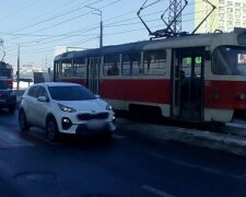 У Києві трамвай збив людину на пішохідному переході: на місце з'їхалися лікарі і поліція