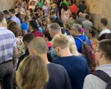 Новый график в метро Харькова привел к коллапсу: кадры столпотворения