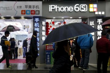 Впервые в истории Apple продажи iPhone упали