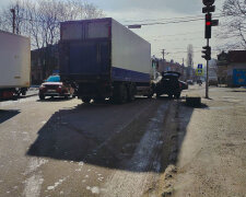 У центрі Дніпра повністю заблоковано рух транспорту: зіткнулися фура та позашляховик