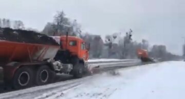 Снегопад обрушился на Харьковщину: 800 тонн соли высыпали на трассы, кадры непогоды