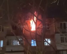 Багатоповерхівка загорілася в Одесі, квартира перетворилася на факел: відео пожежі, відомо про постраждалих