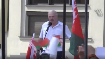 "Я встаю на колени перед собравшимися": Лукашенко удивил поступком на митинге в Минске