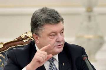Порошенко сегодня встретится с главами парламентских фракций и групп