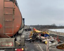 Водій вантажівки протаранив робітників, які ремонтували дорогу: кадри з місця трагедії на українській трасі