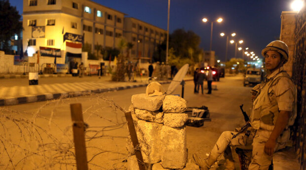 A soldier stands guard at the entrance of a school used as a voting centre on the first day of the second round of parliamentary elections, in Suez, Egypt, November 22, 2015. Egyptians voted on Sunday in the second phase of elections that are meant to restore parliament after a more than three-year hiatus but which critics say have been undermined by widespread repression. REUTERS/Asmaa Waguih