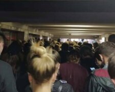 Люди влаштували тисняву через "роботу" метро в Києві, фото: "Величезний натовп і ніякої дистанції"