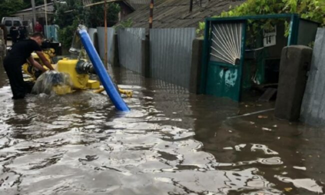 Рекордный ливень накрыл Одессу: улицы ушли под воду, людей сбивали потоки воды