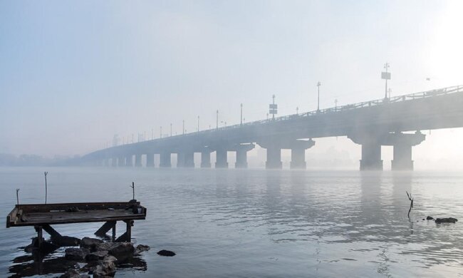 На "втомленому" мосту у Києві прорвало трубу з окропом: відео НП