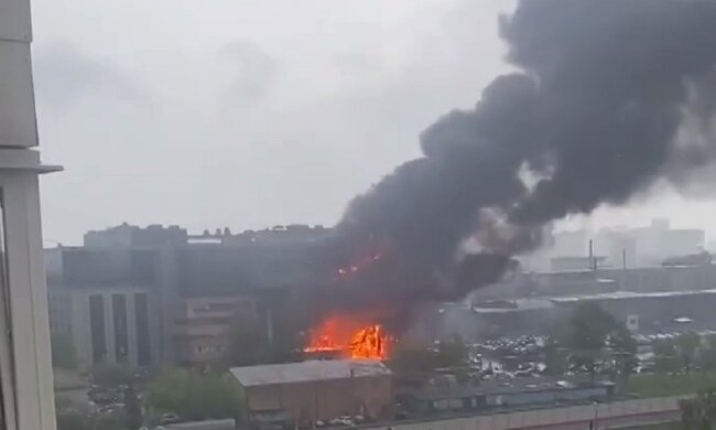 Вогонь охопив бізнес-центр в Москві, люди заблоковані на даху: "Впоратися з пожежею не можуть"