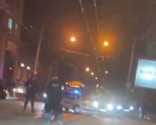 Кидався на людей і лягав на ніж: чоловік наробив галасу в центрі Одеси, відео