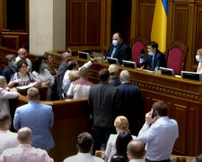 В Раде начали крушить мебель, Разумков сцепился депутатами Порошенко: "Не тыкайте..."