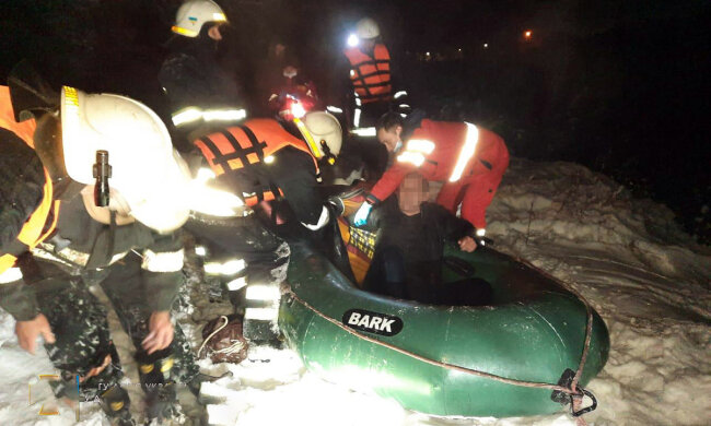Люди провалилися під лід на Дніпропетровщині: рятувальники зробили все можливе