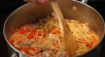 Чим небезпечні старі кухонні сковорідки та каструлі: як подбати про своє здоров'я