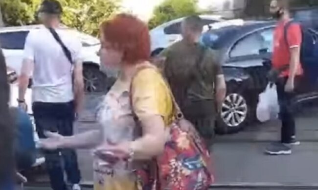 Розгнівані кияни перекрили жваву вулицю, відео: "Нехай поліція приїжджає і..."