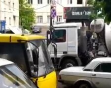У Києві пасажири маршрутки потрапили у водну пастку, відео: "Не можуть вийти"