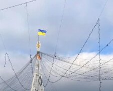 У Києві почали встановлювати новорічну ялинку: перші кадри