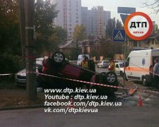 В Киеве перевернулся автомобиль: есть пострадавшие (фото)