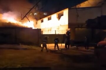 У Харкові спалахнув супермаркет навпроти кінотеатру Довженка: кадри з місця НП