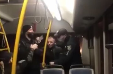 Пасажир серйозно поплатився за відсутність маски: відео жорсткого затримання