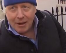 Джонсон разгуливает по улицам Лондона в шапке с шутливой надписью на украинском: забавное видео